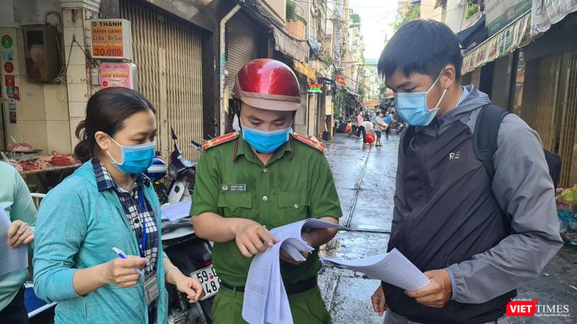 Điều tra truy vết tại con hẻm mà gia đình bệnh nhân sinh sống tại quận 3 (Ảnh- HCDC)