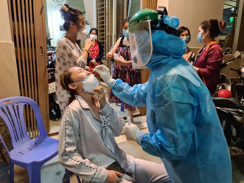 Khẩn trương xét nghiệm cư dân liên quan "ổ dịch" Hội thánh truyền giáo Phục hưng - Ảnh: HCDC Khẩn trương xét nghiệm cư dân liên quan "ổ dịch" Hội thánh truyền giáo Phục hưng - Ảnh: HCDC
