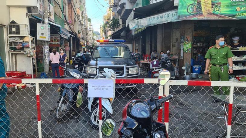 Lực lượng chức năng khoanh vùng khu vực có liên quan ca mắc COVID-19 - Ảnh: CDC TP.HCM