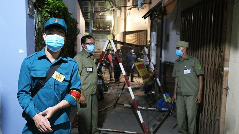 Lực lượng chức năng phong toả khu vực gần nơi sinh hoạt của Hội thánh Truyền giáo Phục hưng. Ảnh: Đình Văn