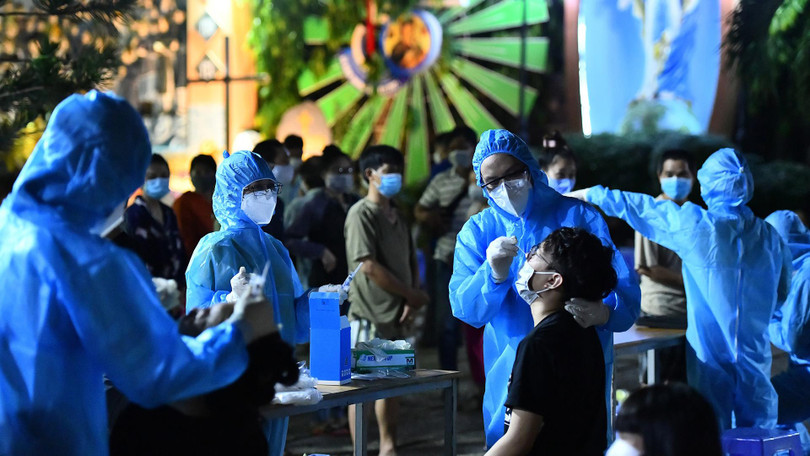 Xét nghiệm khẩn cấp cho cư dân liên quan đến "ổ dịch" Hội thánh truyền giáo Phục Hưng - Ảnh: Phạm Ngôn Xét nghiệm khẩn cấp cho cư dân liên quan đến "ổ dịch" Hội thánh truyền giáo Phục Hưng - Ảnh: Phạm Ngôn