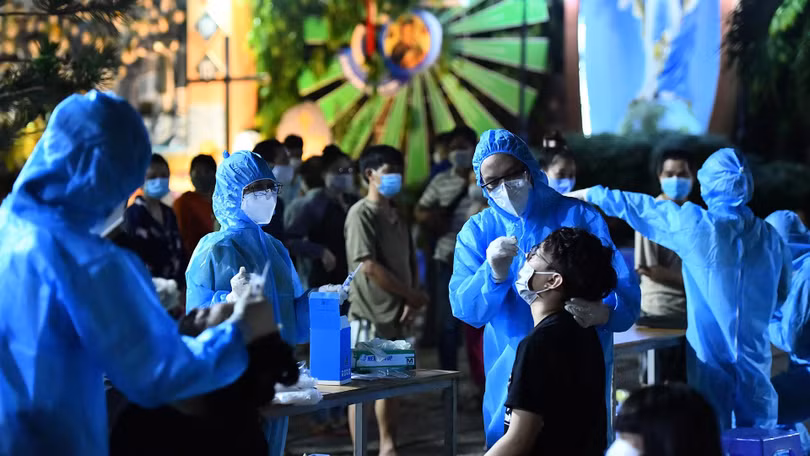 Xét nghiệm "thần tốc" cư dân liên quan ổ dịch Hội thánh truyền giáo Phục Hưng - Ảnh: Phạm Ngôn