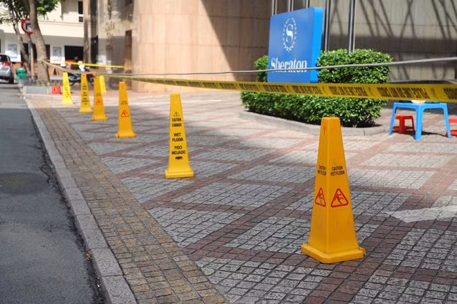 Trong số người nghi nhiễm mới, một trường hợp là phụ bếp của khách sạn Sheraton (quận 1, TP.HCM). Cơ quan chức năng đã tạm thời phong tỏa khách sạn này. Ảnh: Quỳnh Danh.