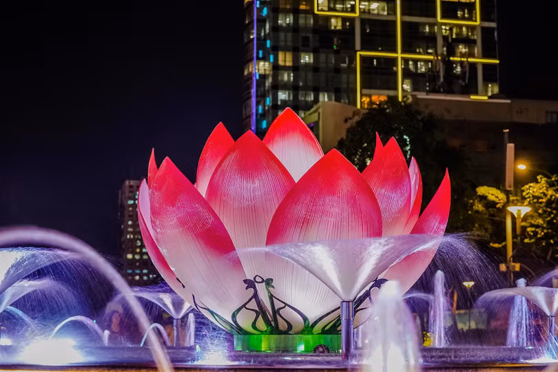 Đài phun nước với hình tượng chính là nụ hoa sen, gần Công viên tượng đài Chủ tịch Hồ Chí Minh