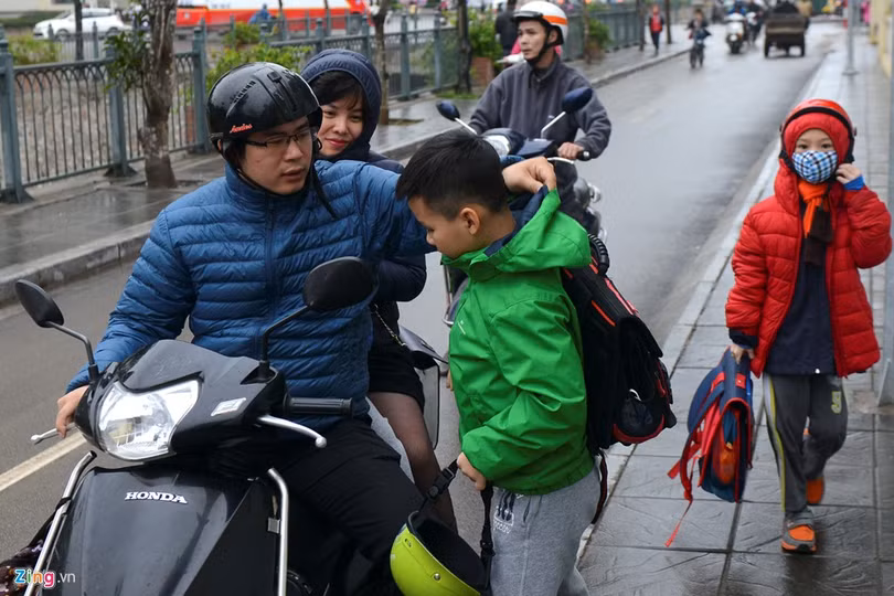 Những kiểu chống rét khi đưa trẻ đến trường ảnh 8