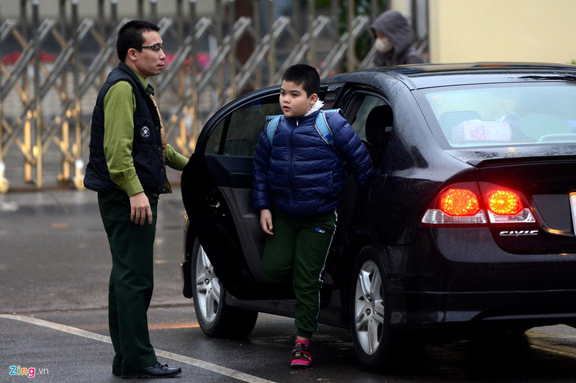 Những kiểu chống rét khi đưa trẻ đến trường ảnh 5