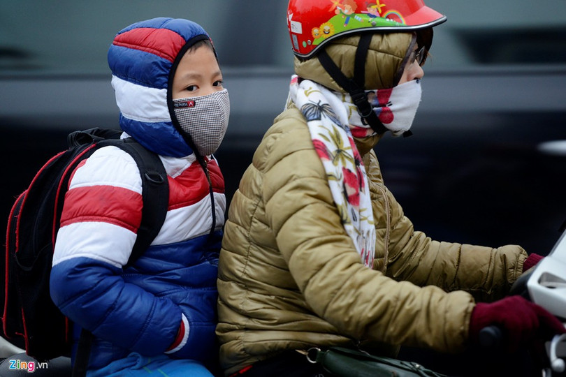Những kiểu chống rét khi đưa trẻ đến trường ảnh 1