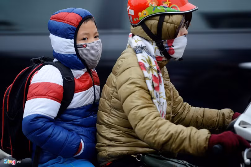 Những kiểu chống rét khi đưa trẻ đến trường ảnh 1