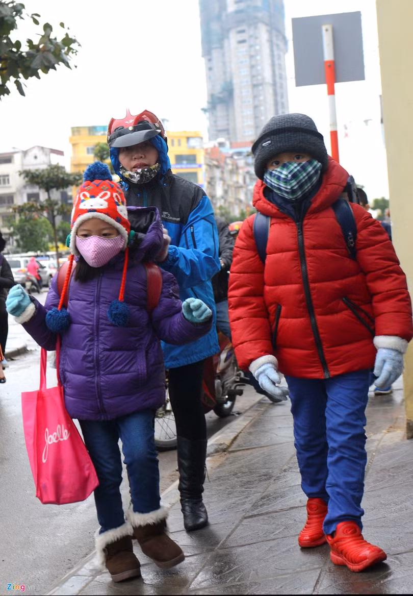 Những kiểu chống rét khi đưa trẻ đến trường ảnh 3