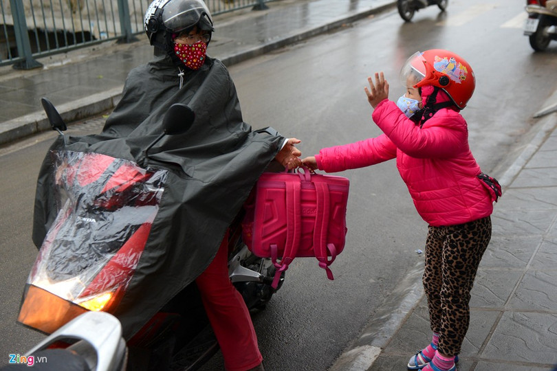 Những kiểu chống rét khi đưa trẻ đến trường ảnh 10