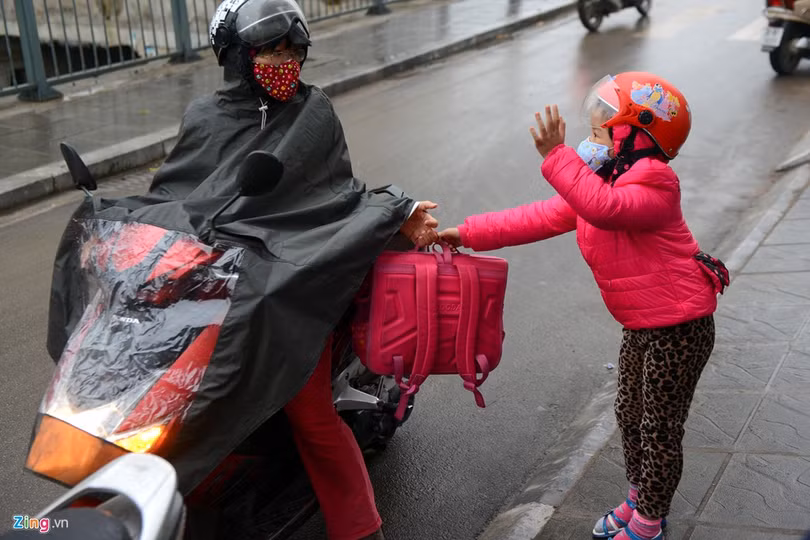 Những kiểu chống rét khi đưa trẻ đến trường ảnh 10