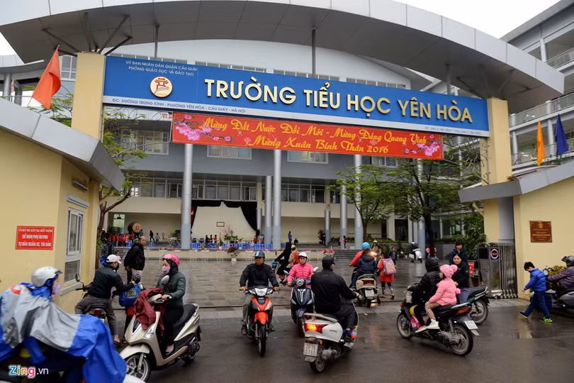 Những kiểu chống rét khi đưa trẻ đến trường ảnh 2