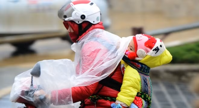 Những kiểu chống rét khi đưa trẻ đến trường