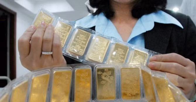 Người dân phản ánh vàng SJC 1 chữ số đang bị nhiều cửa hàng ép giá.