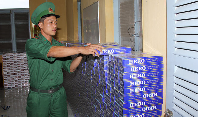 Các chiến sĩ biên phòng kiểm kê tang vật Các chiến sĩ biên phòng kiểm kê tang vật