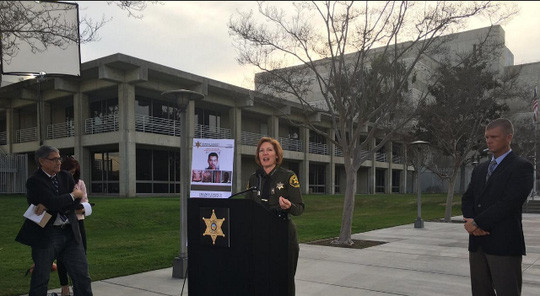 Cảnh sát trưởng quận Cam, bà Sandra Hutchens, thông báo vụ bắt giữ 5 người liên quan tới vụ vượt ngục. Ảnh: Los Angeles Times