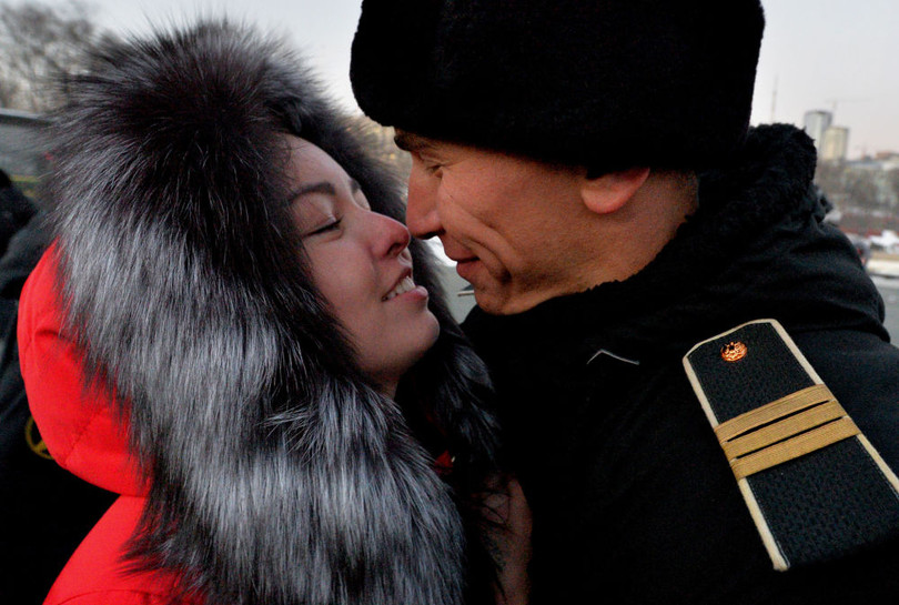 Thủy thủ tàu khu trục Bystryi gặp người thân ở cảng Vladivostok.