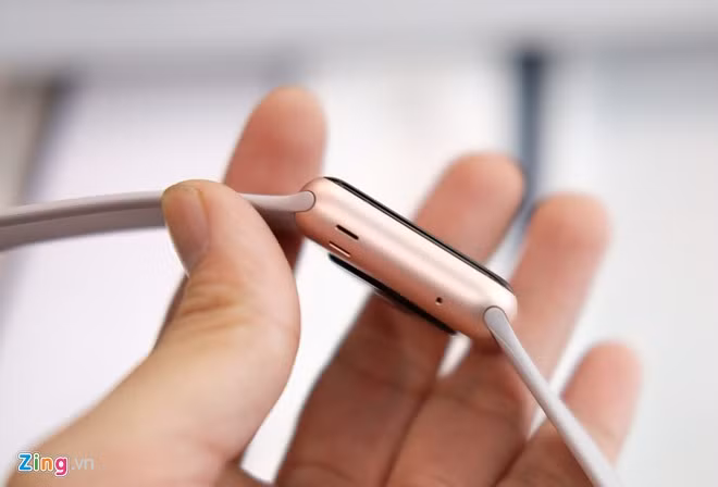 Hiện tại, người dùng đã có thể mua được Apple Watch bản Gold và Rose Gold, hai màu vừa được Apple bổ sung. Hiện tại, người dùng đã có thể mua được Apple Watch bản Gold và Rose Gold, hai màu vừa được Apple bổ sung.