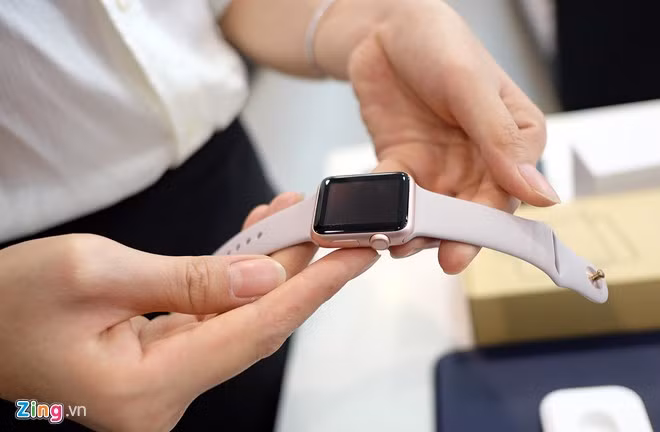 Với mẫu Apple Watch Sport kích cỡ 42 mm, giá bán tăng lên 13,6 triệu đồng. Với mẫu Apple Watch Sport kích cỡ 42 mm, giá bán tăng lên 13,6 triệu đồng.