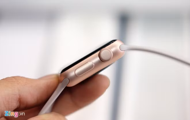 Apple Watch chính hãng tại Việt Nam chỉ khác tên mã và cục sạc 2 chân. Kiểu dáng đồng hồ tương đương bản quốc tế. Apple Watch chính hãng tại Việt Nam chỉ khác tên mã và cục sạc 2 chân. Kiểu dáng đồng hồ tương đương bản quốc tế.