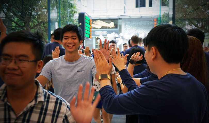 iPhone 8/ iPhone 8 Plus chính thức bán ra: nụ cười trên gương mặt người mua ảnh 13