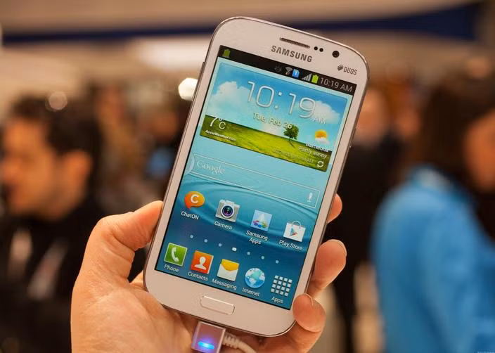 Chiếc điện thoại này là một mẫu Samsung Grand Duos ra mắt năm 2013. (Ảnh: CNET)