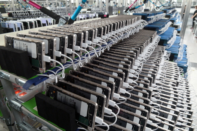 Pin của điện thoại Note 7 được thử nghiệm trong phòng lab Samsung. (Ảnh: The Korea Herald)