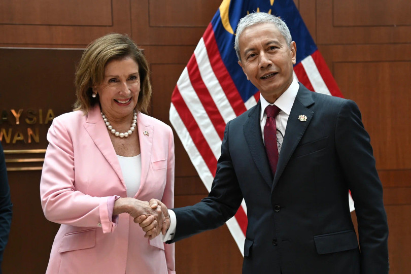Chủ tịch Hạ viện Mỹ Nancy Pelosi và người đồng cấp Malaysia Azhar Azizan Harun tại nhà quốc hội ở Kuala Lumpur ngày 2/8 (Ảnh: Nikkei) Chủ tịch Hạ viện Mỹ Nancy Pelosi và người đồng cấp Malaysia Azhar Azizan Harun tại nhà quốc hội ở Kuala Lumpur ngày 2/8 (Ảnh: Nikkei)