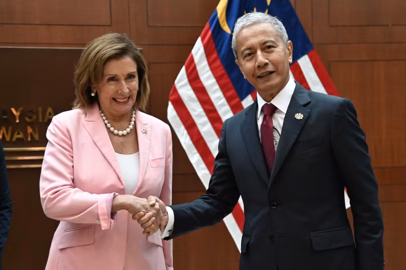 Chủ tịch Hạ viện Mỹ Nancy Pelosi và người đồng cấp Malaysia Azhar Azizan Harun tại nhà quốc hội ở Kuala Lumpur ngày 2/8 (Ảnh: Nikkei) Chủ tịch Hạ viện Mỹ Nancy Pelosi và người đồng cấp Malaysia Azhar Azizan Harun tại nhà quốc hội ở Kuala Lumpur ngày 2/8 (Ảnh: Nikkei)