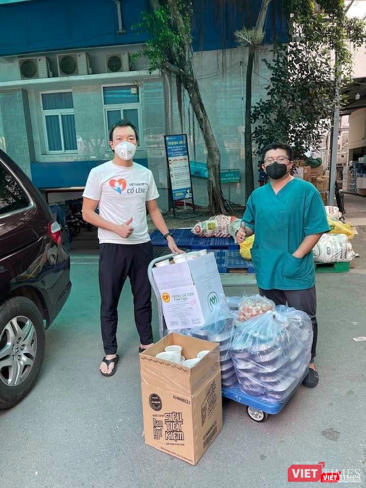 Nỗ lực mang vật dụng, thiết bị y tế và hàng ngàn phần cơm hỗ trợ tuyến đầu