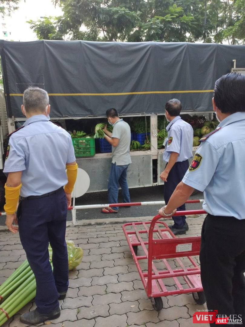 Nông sản được vận chuyển lên các xe tải, đưa đến các khu dân cư. Ảnh: HB