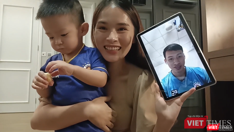 Hai mẹ con ở nhà chờ tin của bố Đỗ Hùng Dũng đang cách ly ở nơi tập luyện