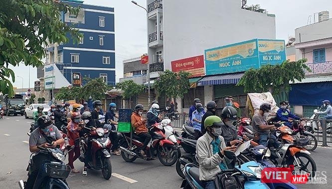 Người dân dừng xe trước chốt kiểm dịch để khai báo y tế