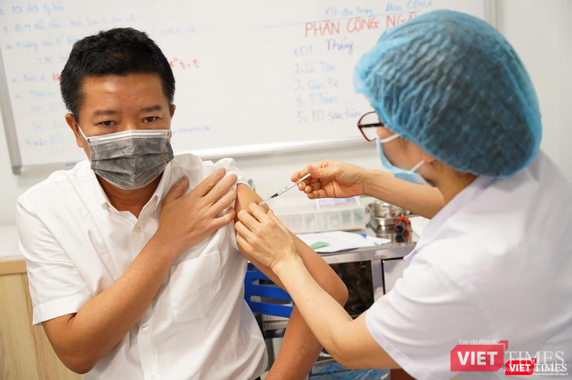 Tiêm vaccine COVID-19 giữa tâm dịch cần đảm bảo phòng dịch chặt chẽ - Ảnh: HCDC