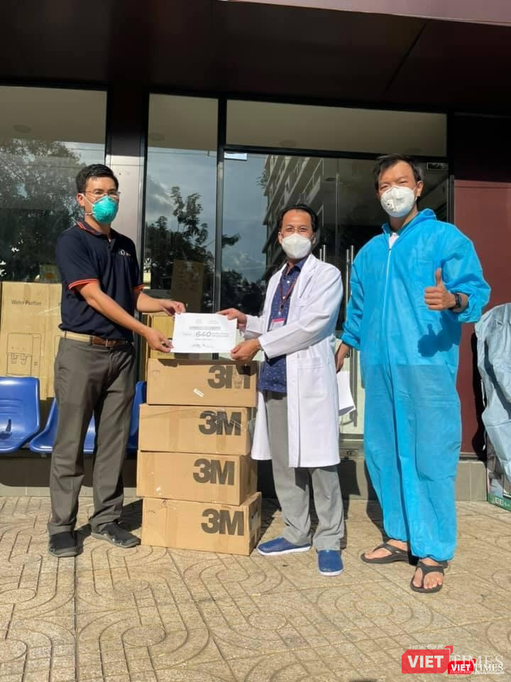 Anh Tài trở lại nhiều bệnh viện, khu cách ly để hỗ trợ lực lượng tuyến đầu chống dịch với tinh thần tri ân. Ảnh: NVCC