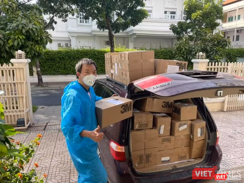 Anh Trần Hữu Tài trở lại làm thiện nguyện để tri ân lực lượng tuyến đầu Anh Trần Hữu Tài trở lại làm thiện nguyện để tri ân lực lượng tuyến đầu