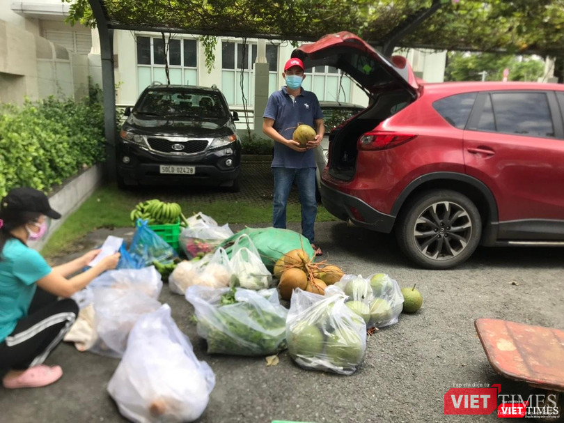 Một số chủ doanh nghiệp, chủ nhà hàng phải đóng cửa chung tay giải cứu nông sản cho bà con. Ảnh: HB