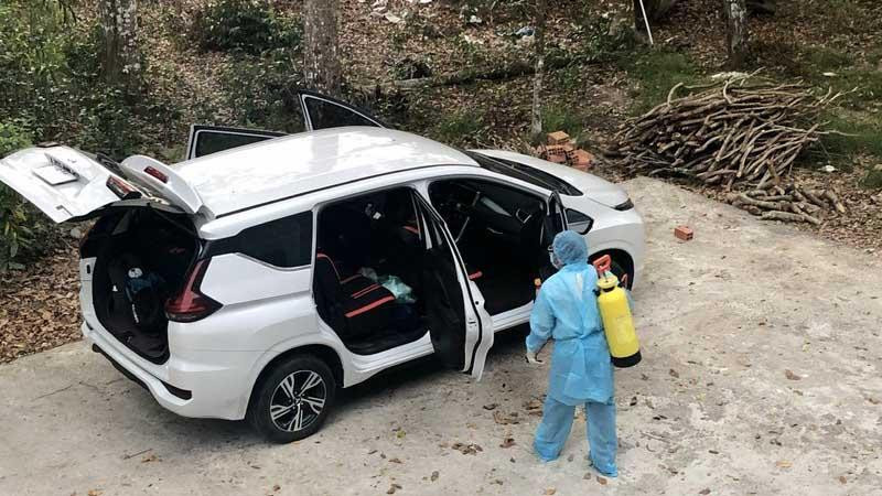 Lực lượng chức năng khử khuẩn chiếc xe đưa đón BN1440