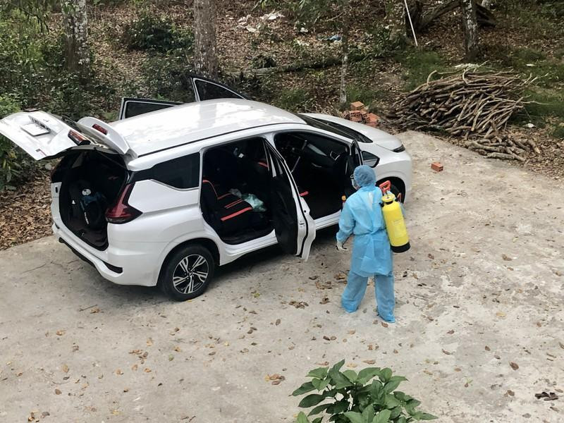 Lực lượng chức năng khử khuẩn chiếc xe đã chở những người nhập cảnh trái phép mắc COVID-19 (Ảnh: CAHS)