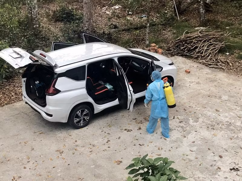 Lực lượng chức năng khử khuẩn chiếc xe đã chở những người nhập cảnh trái phép mắc COVID-19 (Ảnh: CAHS)