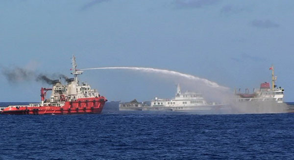 “Trung Quốc sẽ khống chế hoàn toàn Biển Đông nếu chúng ta cứ ngồi yên“ Tin tức 24h: Biển Đông, Trung Quốc “ôm bom nổ chậm”; Thủ tướng cảnh báo không “hình sự” doanh nghiệp; Việt - Ấn “song kiếm hợp bích; Syria, chiến sự quyết liệt ảnh 3