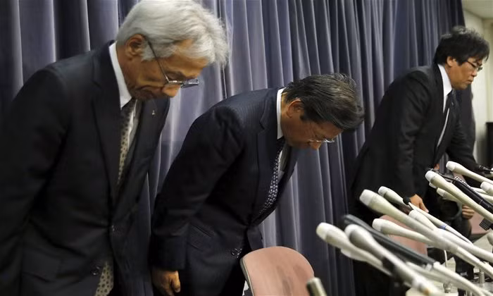 Chủ tịch Mitsubishi Motors Tetsuro Aikawa (giữa) cùng hai lãnh đạo khác của Mitsubishi cúi đầu xin lỗi tại cuộc họp báo ở Tokyo ngày 20-4. Ảnh: Reuters