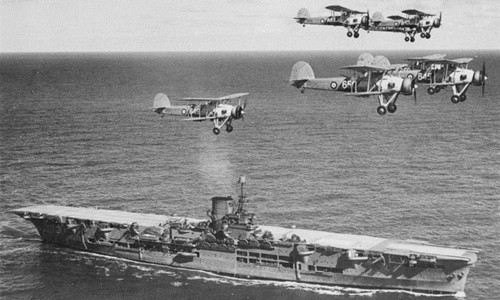 Máy bay ném ngư lôi của hải quân Anhđược triển khai từ tàu sân bayArk Royal. Ảnh:UK Navy