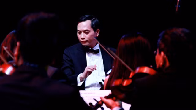 Nhạc sĩ, chỉ huy Doãn Nguyên báo cáo về trường hợp ca sĩ Bùi Lê M ngồi gần bệnh nhân số 21 (Ảnh: ND) 