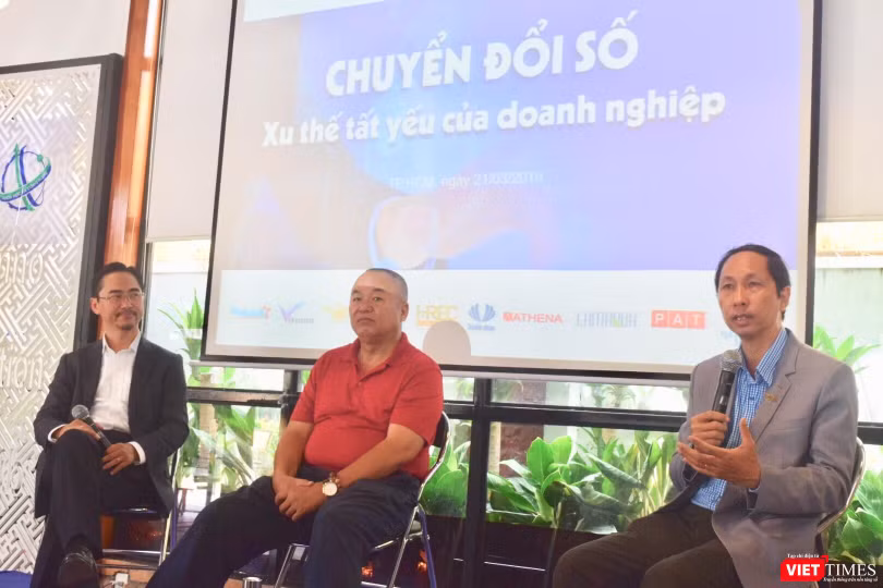 Từ trái qua: Ông Phan Thanh Sơn, Giám đốc Phát triển Kinh doanh Công ty Cổ phần Hệ thống Thông tin FPT; ông Phí Anh Tuấn - giám đốc công ty CNTT PAT và ông Vũ Anh Tuấn - Tổng Thư Ký Hội Tin Học TP.HCM (HCA)