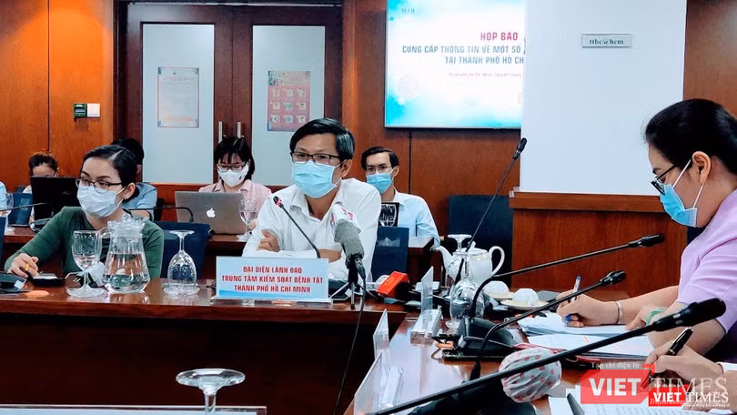 Ông Nguyễn Trí Dũng, Giám đốc CDC TP.HCM trả lời phỏng vấn tại họp báo (Ảnh: Hoà Bình)