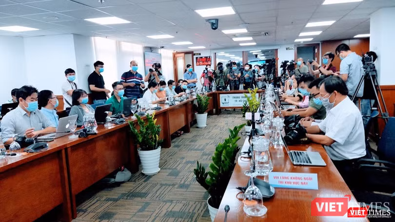 Họp báo cung cấp thông tin Chính thức khởi tố vụ án lây nhiễm COVID-19 (Ảnh: Hoà Bình)