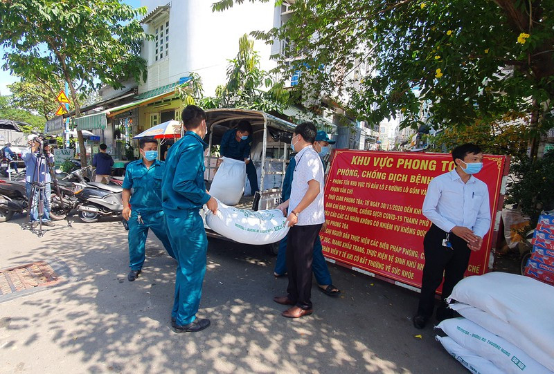 Lực lượng chức năng chuẩn bị nhu yếu phẩm để chuyển đến các hộ dân (Ảnh: Nguyễn Yên)