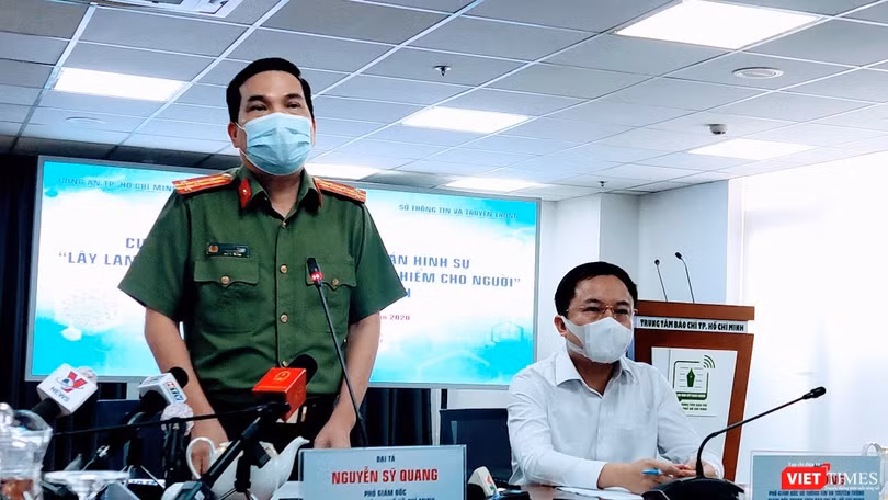 Đại tá Nguyễn Sỹ Quang Phó GĐ Công an TPHCM tại cuộc họp báo khẩn, cung cấp thông tin khởi tố vụ án hình sự “Lây lan dịch bệnh truyền nhiễm nguy hiểm cho người” (Ảnh: Hoà Bình)