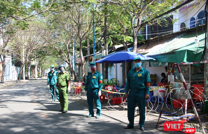 Lực lượng chức năng túc trực tại khu vực phong toả Lực lượng chức năng túc trực tại khu vực phong toả